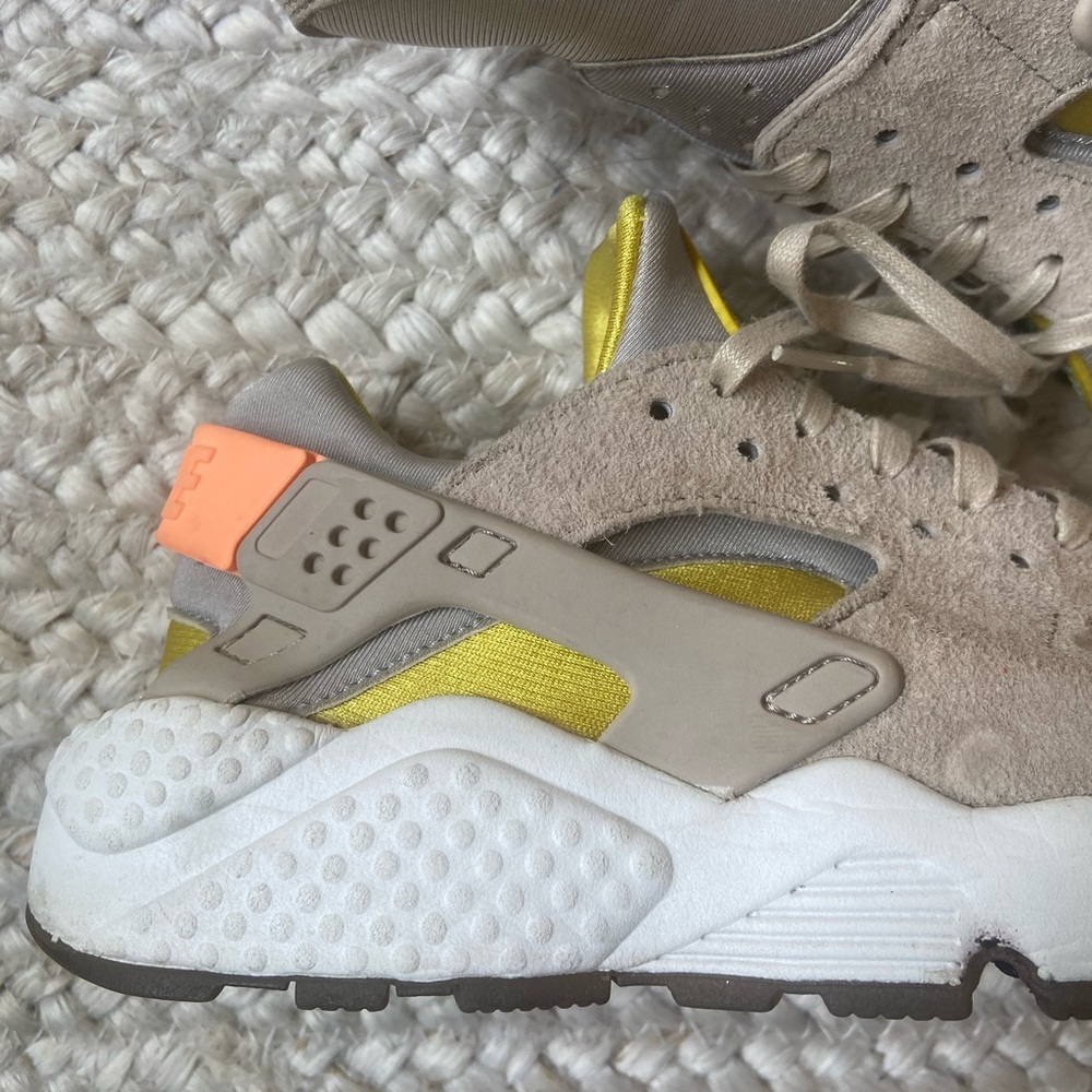 Women’s size 7 Nike Air Huarache - Picture 4 of 6